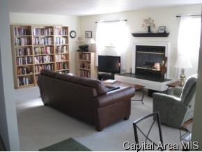 32 Country Place Springfield, IL 62703 - Photo 2 of 8
