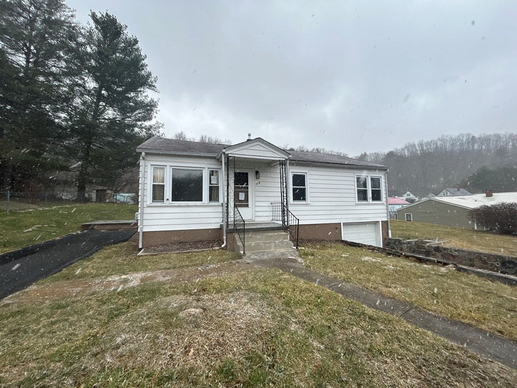 319 Edgewood Road Bluefield, VA 24605 - Photo 2 of 19 Gallery Image 2