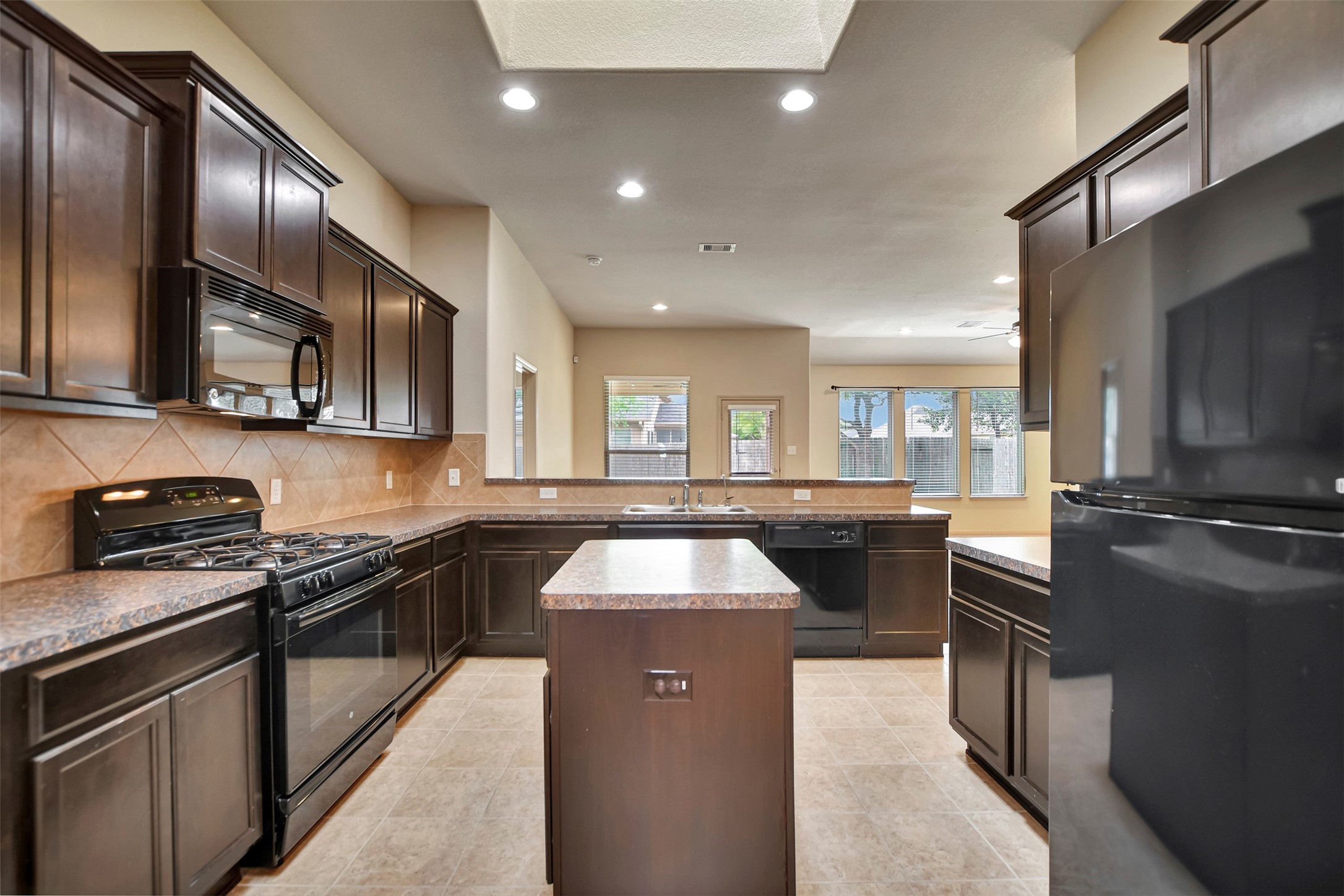 11413 West Woodmark Conroe, TX 77304 - Photo 10 of 40