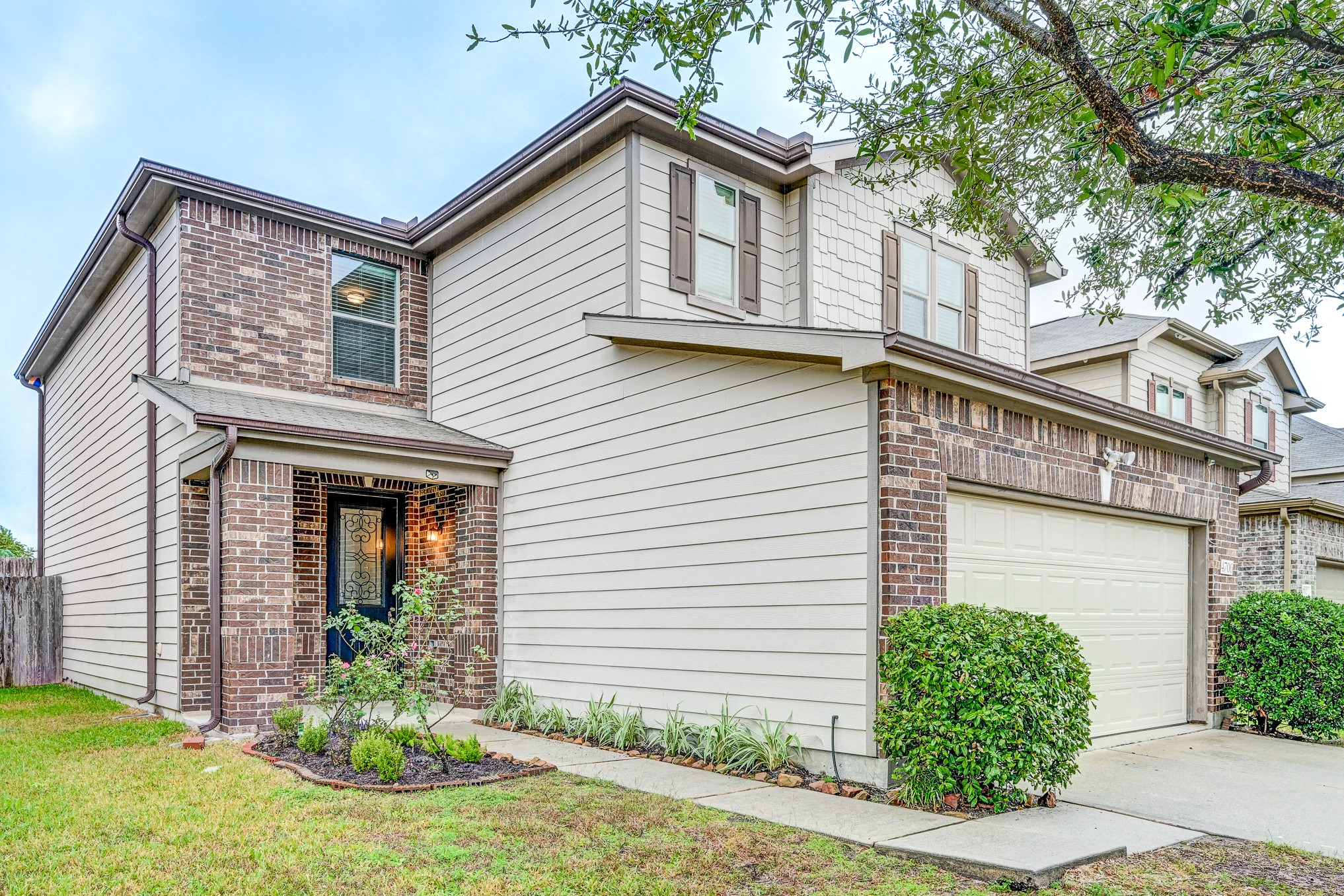 4706 Mint Trail Houston, TX 77066 - Photo 3 of 46 a front view of a house with garden