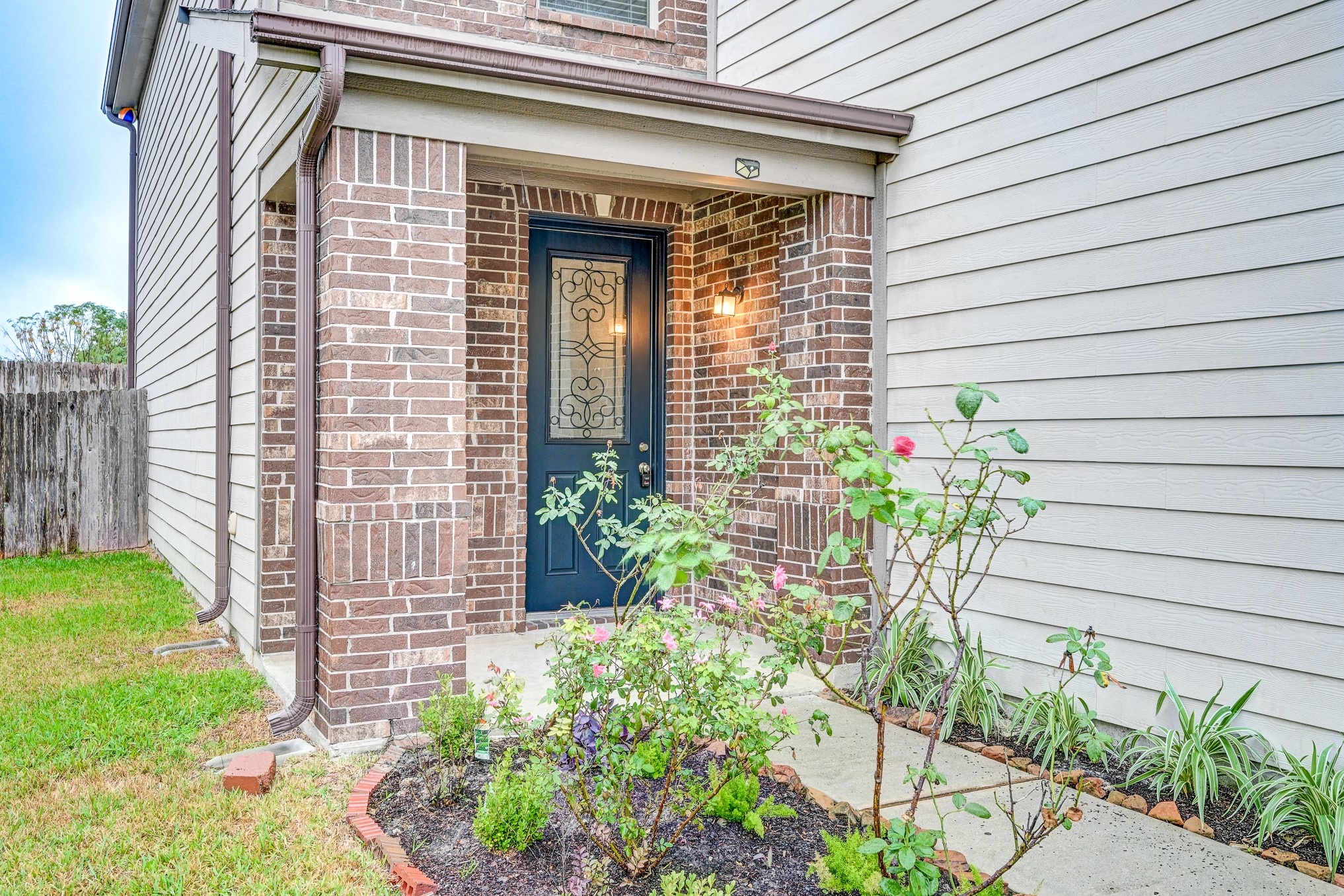 4706 Mint Trail Houston, TX 77066 - Photo 4 of 46 a front view of a house with a garden