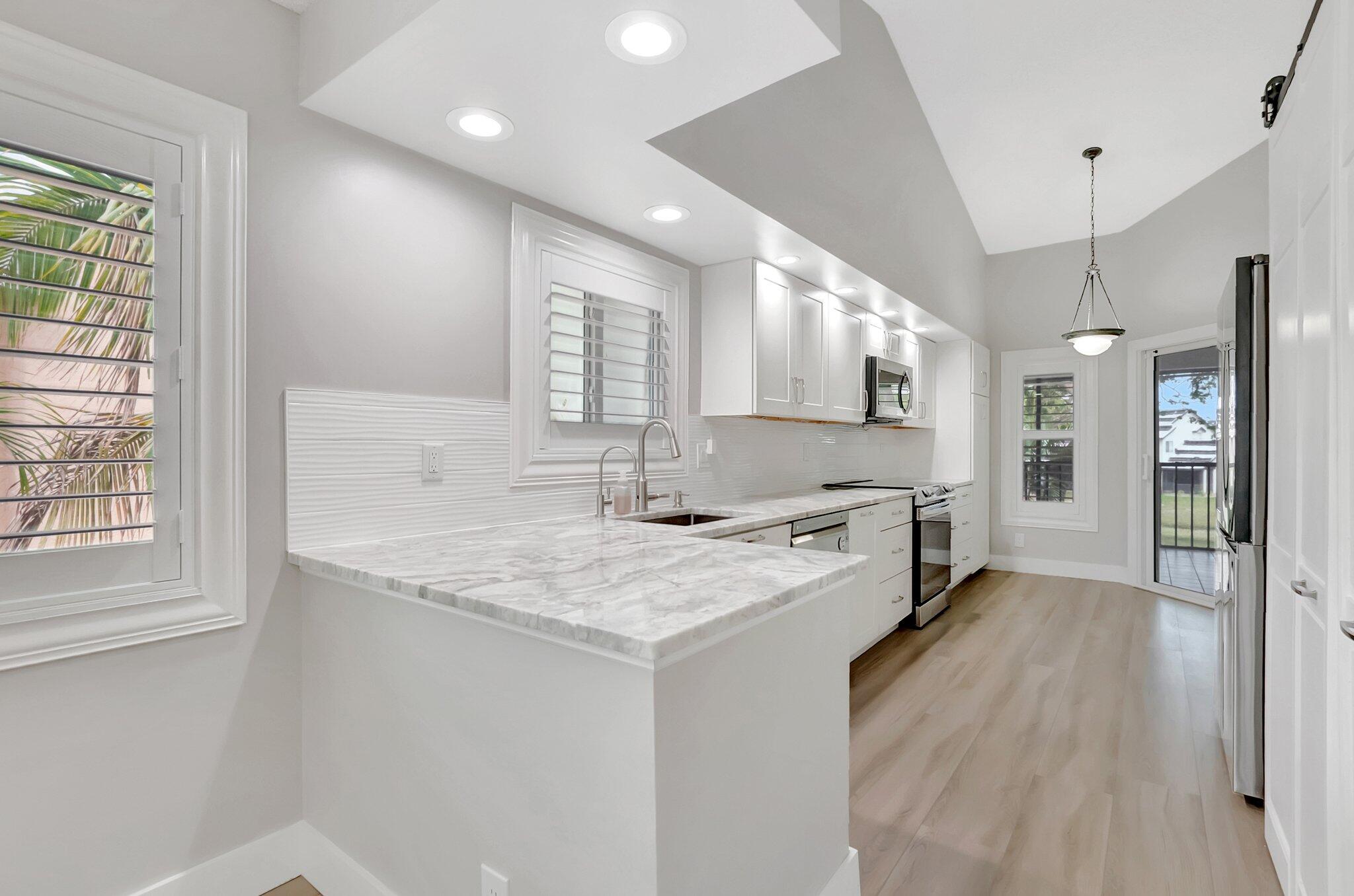 23228 Fountain View Drive, Unit B Boca Raton, FL 33433 - Photo 17 of 49 Kitchen w dining to the left