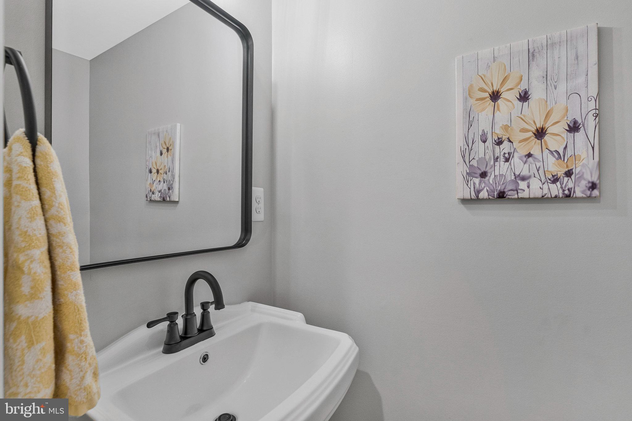 1628 Barnstead Drive Reston, VA 20194 - Photo 9 of 41 a bathroom with a sink and a mirror