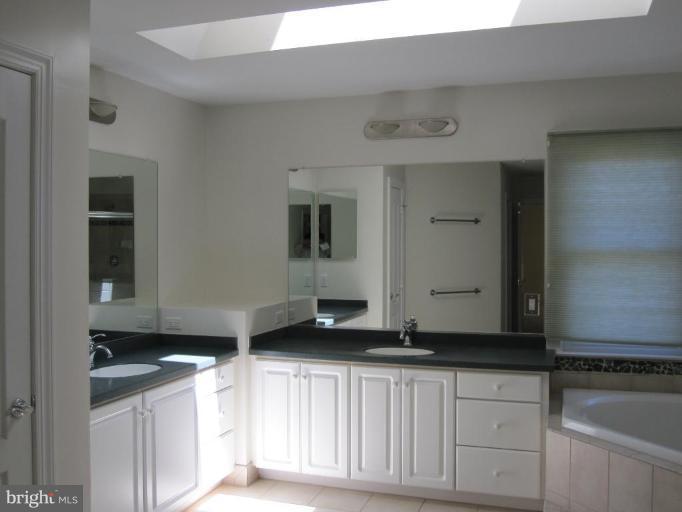 1489 Broadstone Place Vienna, VA 22182 - Photo 2 of 20 Master Bath