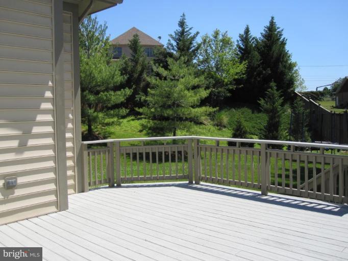 1489 Broadstone Place Vienna, VA 22182 - Photo 15 of 20 Deck