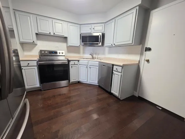 $2,950 | 6033 North Sheridan Road, Unit 10D, Chicago, IL 60660
