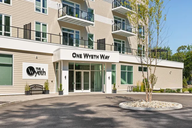 $1,150,000 | 267 Highway 1, Unit 201, Falmouth, ME 04105