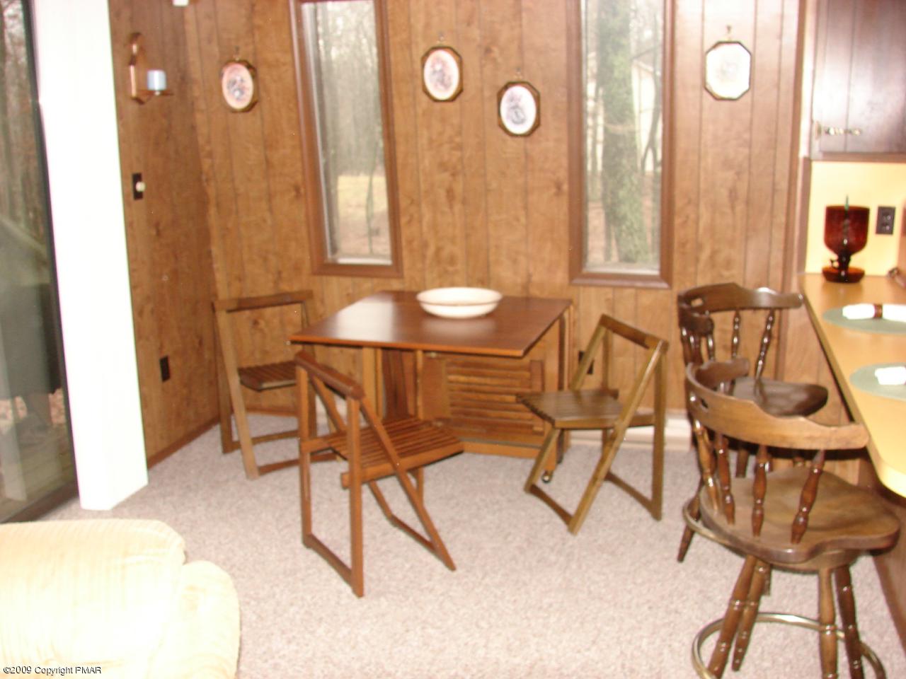 268 Doe Loop Bushkill, PA 18324 - Photo 9 of 14 Dining Area