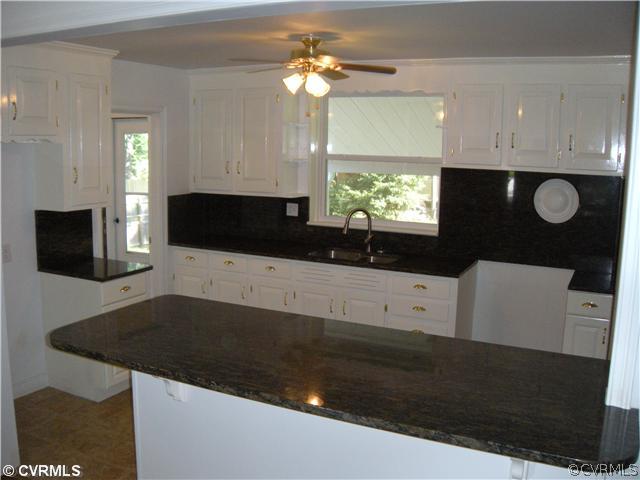 6547 Ludwig Road Richmond, VA 23225 - Photo 2 of 12 Kitchen - GRANITE counters, breakfast bar & granit