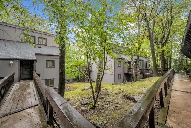 a view of a house with backyard