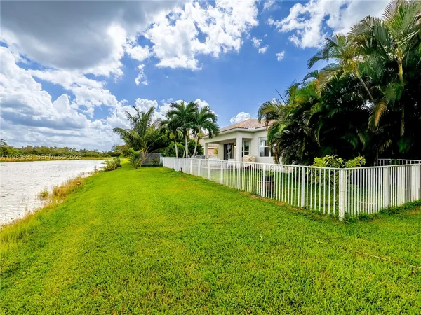 $5,500 | 903 Northwest 167th Avenue, Pembroke Pines, FL 33028