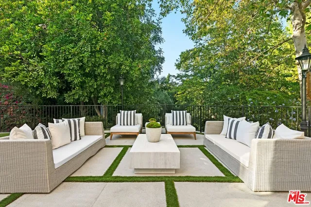 a view of sitting area with furniture