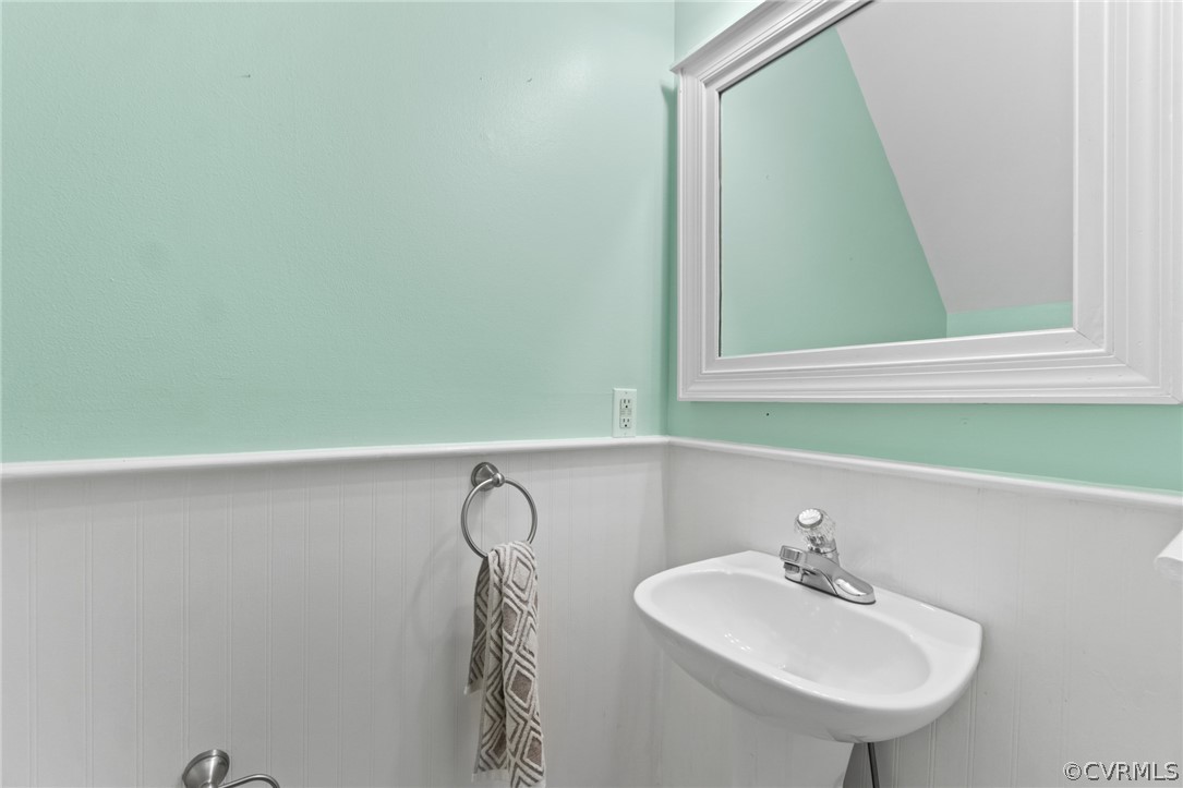 3704 Pease Road Midlothian, VA 23112 - Photo 16 of 50 a bathroom with a sink and a mirror