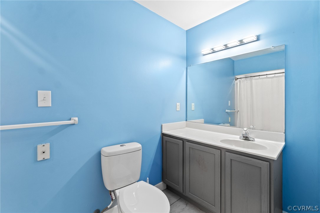 3704 Pease Road Midlothian, VA 23112 - Photo 22 of 50 a bathroom with a toilet a sink and mirror