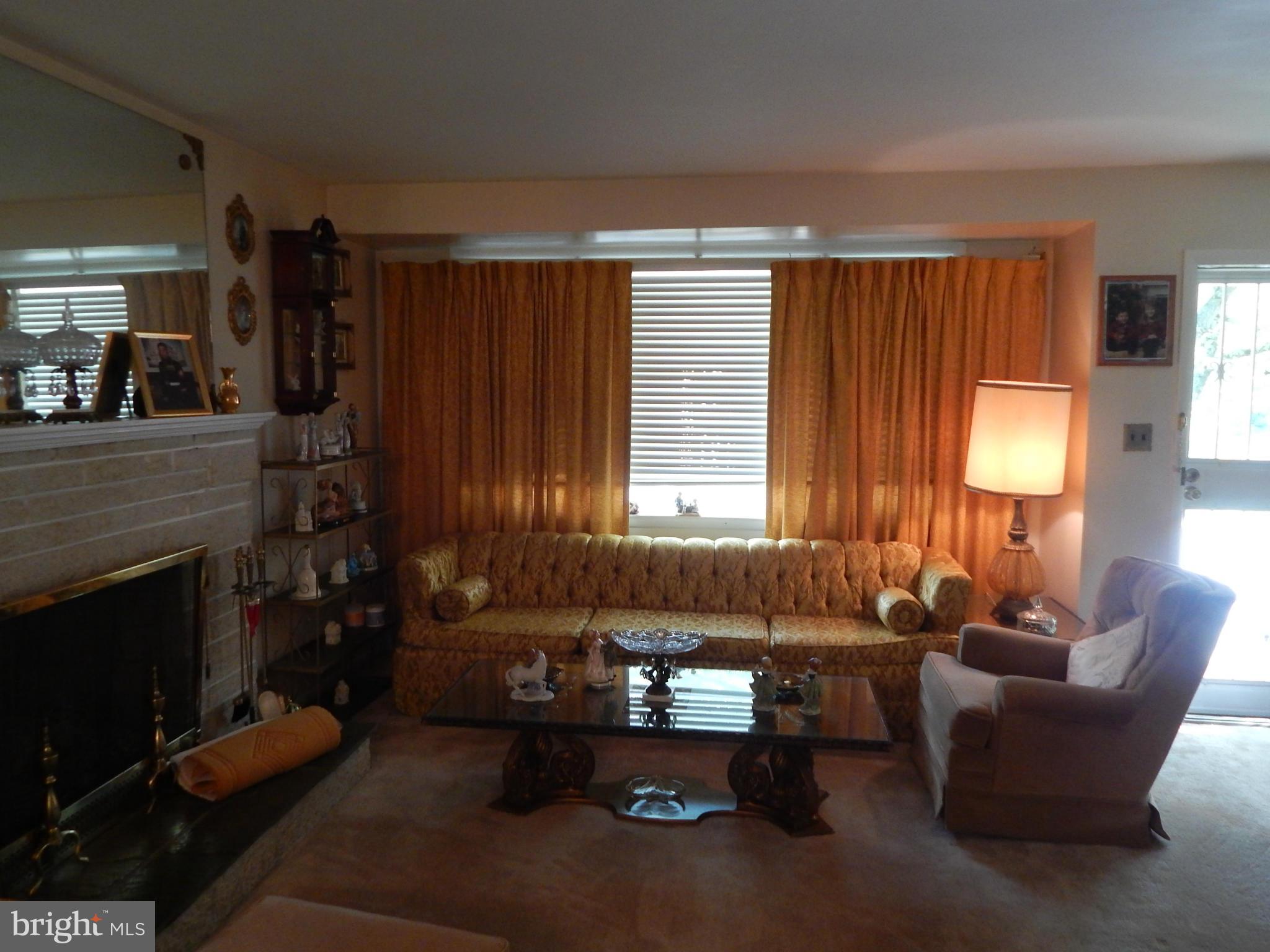 3822 Swann Road Suitland, MD 20746 - Photo 3 of 23 Living Room