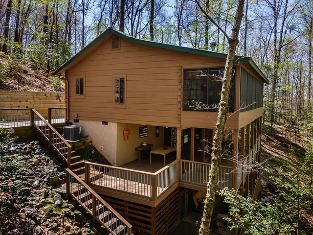a view of a house with backyard