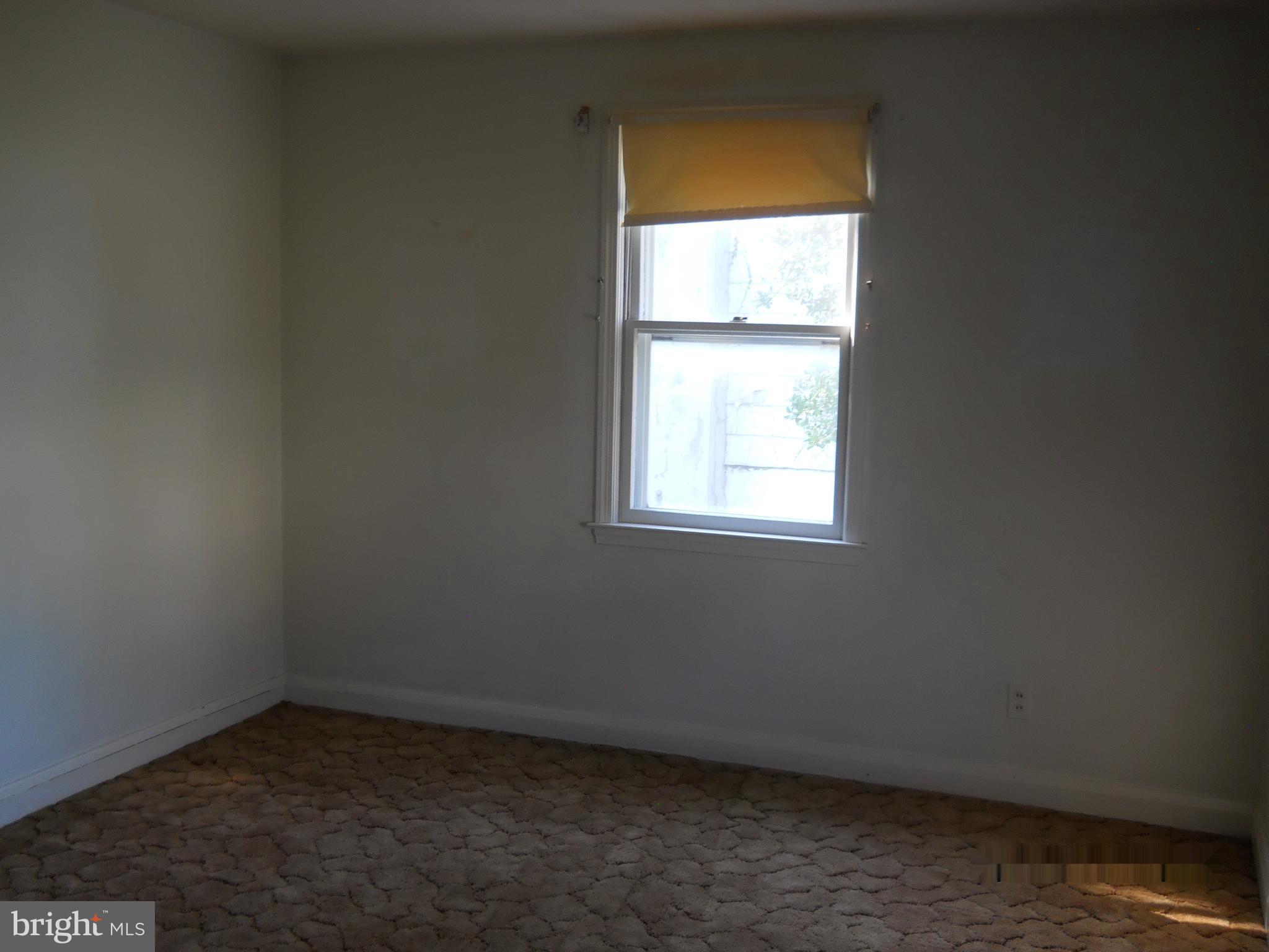 5543 Oakland Road Baltimore, MD 21227 - Photo 3 of 14 Livingroom