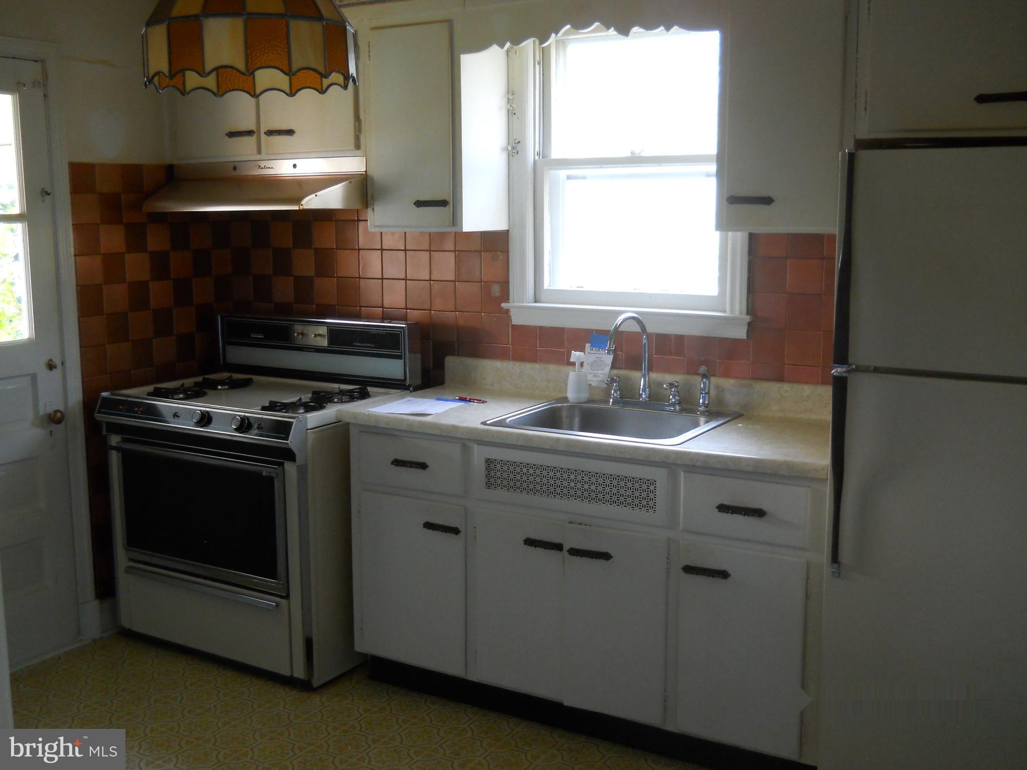 5543 Oakland Road Baltimore, MD 21227 - Photo 5 of 14 Kitchen