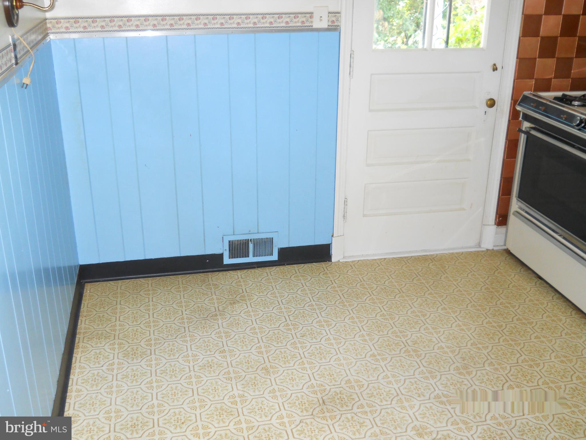 5543 Oakland Road Baltimore, MD 21227 - Photo 6 of 14 Kitchen photo two