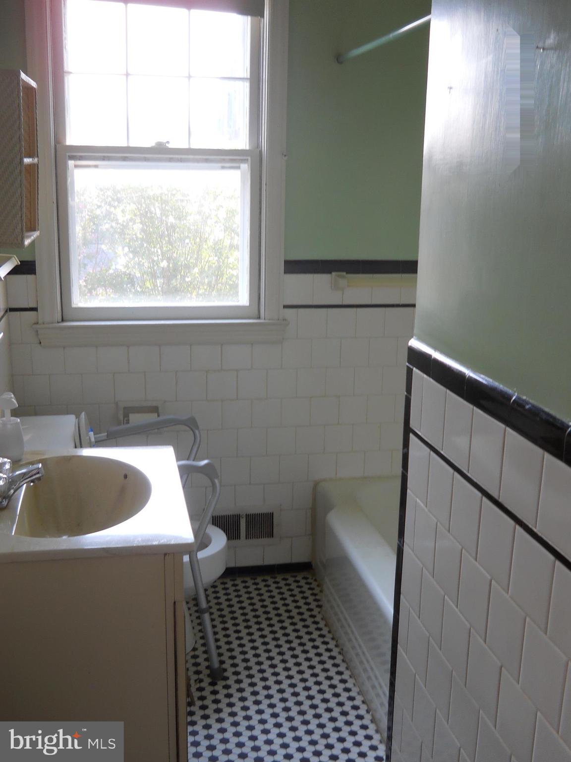 5543 Oakland Road Baltimore, MD 21227 - Photo 7 of 14 Bath