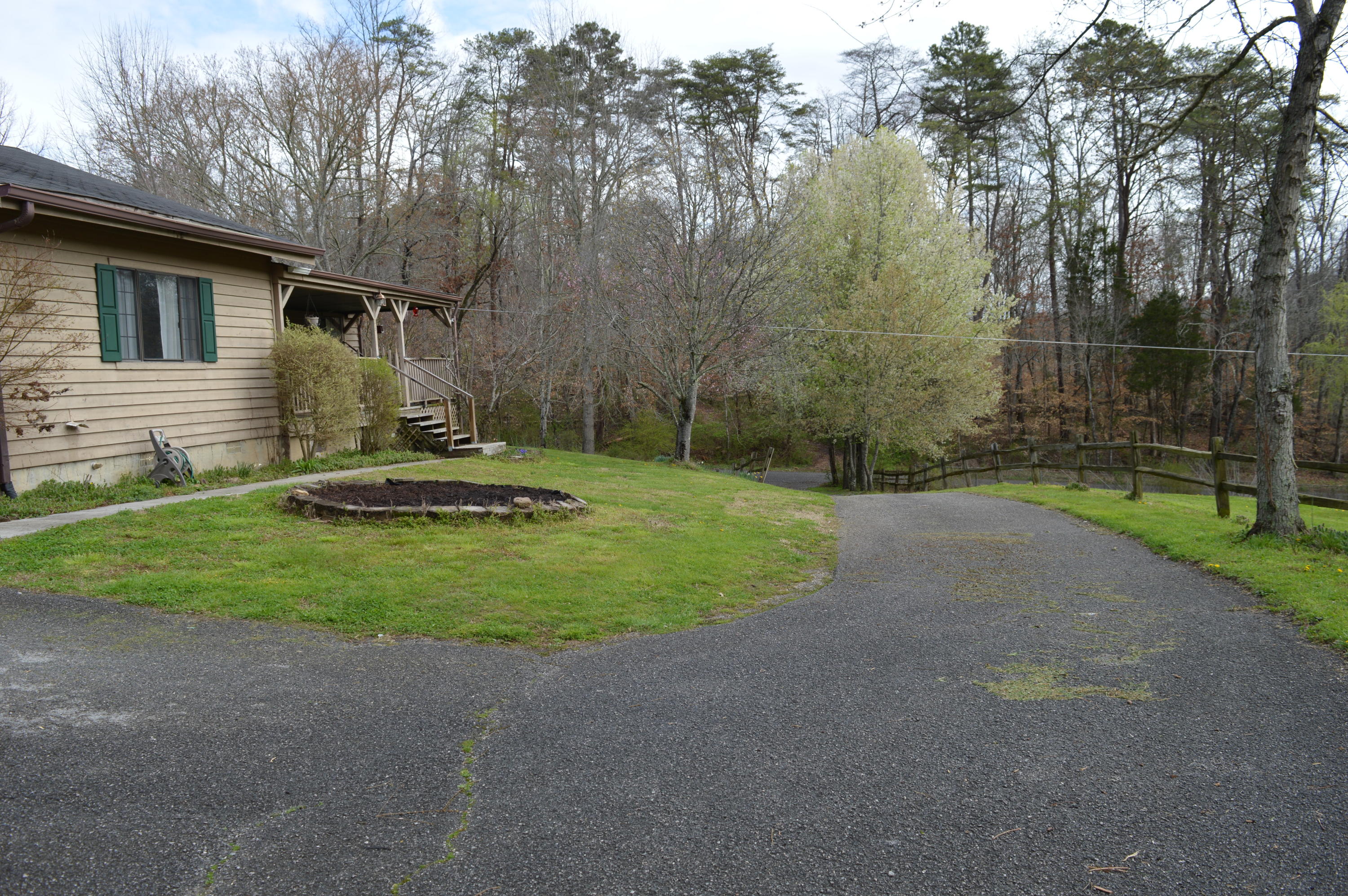 123 Mynatt Cox Lane Heiskell, TN 37754 - Photo 3 of 38 Front drive