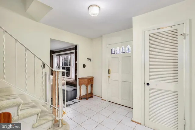 a view of a livingroom with entryway