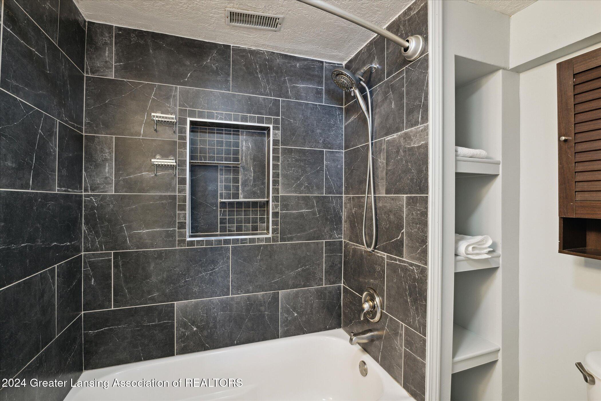 3016 West Miller Road Lansing, MI 48911 - Photo 13 of 32 16-3016-W-Miller-Rd-Lansing-MI-48911-Win
