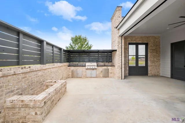 $670,000 | 18658 Oakland Crossing Boulevard, Prairieville, LA 70769