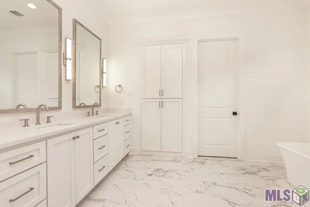 $670,000 | 18658 Oakland Crossing Boulevard, Prairieville, LA 70769