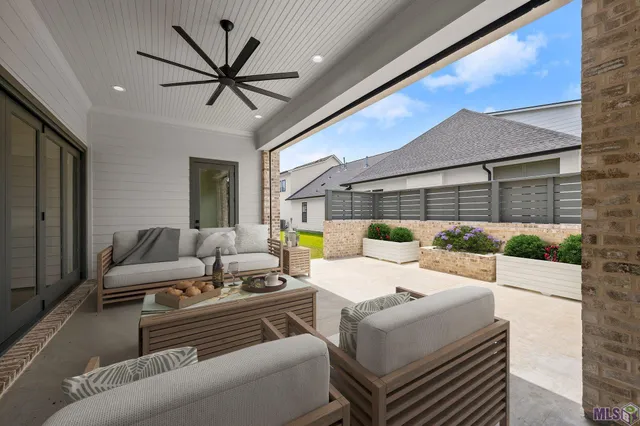 $670,000 | 18658 Oakland Crossing Boulevard, Prairieville, LA 70769