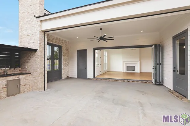 $670,000 | 18658 Oakland Crossing Boulevard, Prairieville, LA 70769