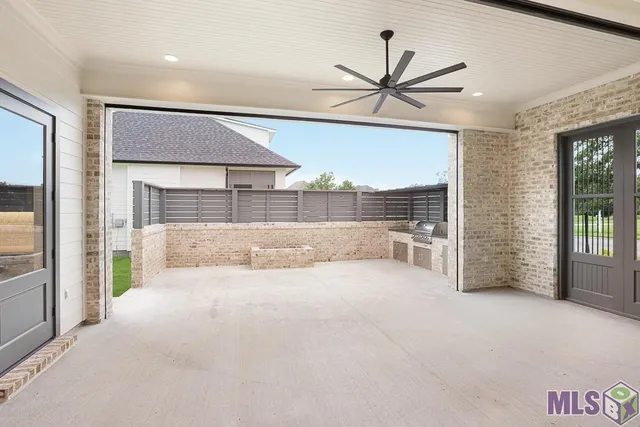 $670,000 | 18658 Oakland Crossing Boulevard, Prairieville, LA 70769