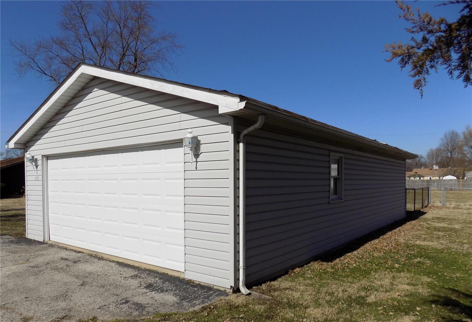 515 East Chain Of Rocks Road Granite City, IL 62040 - Photo 4 of 47