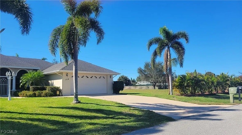 126-128 Tangerine Road Lake Placid, FL 33852 - Photo 2 of 29 a view of a volley ball court