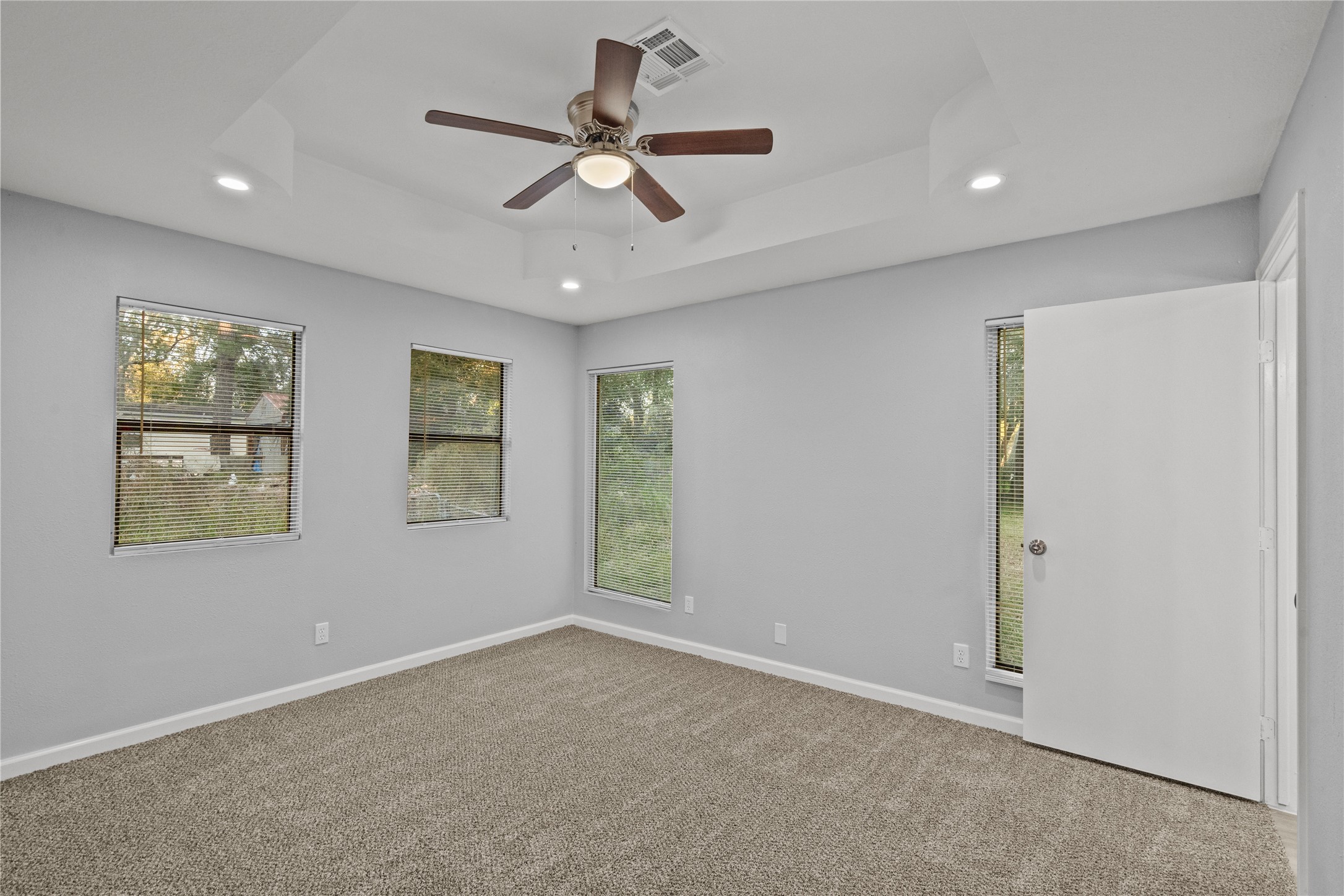 20575 Kings Road New Caney, TX 77357 - Photo 17 of 19 Fresh paint, tres ceilng & modern ceilng fan.