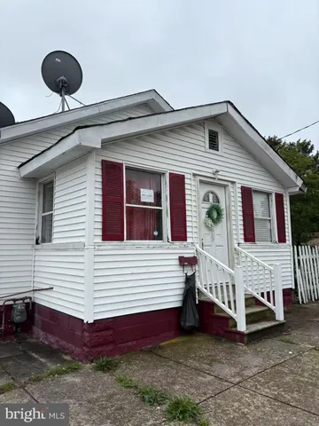 a view of house with backyard