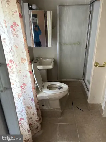 a bathroom with a toilet and a shower