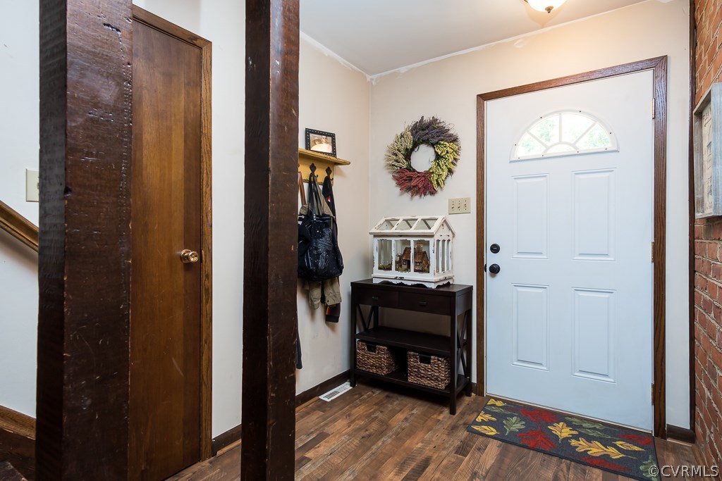 2521 Mountain View Road Powhatan, VA 23139 - Photo 4 of 29 Entryway with laminate hardwood floors.