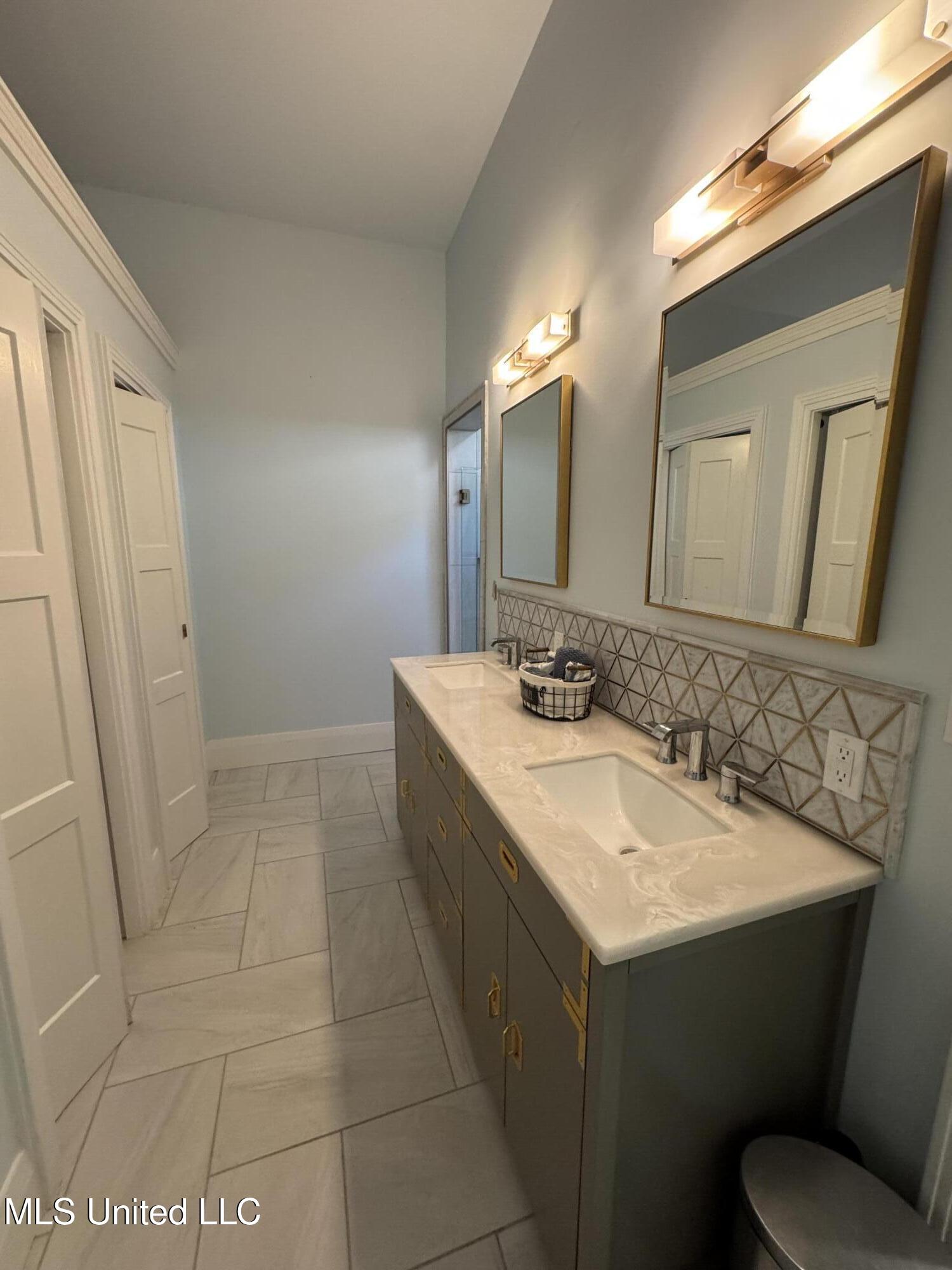 701 Franklin Street Natchez, MS 39120 - Photo 20 of 25 Double Closets to left