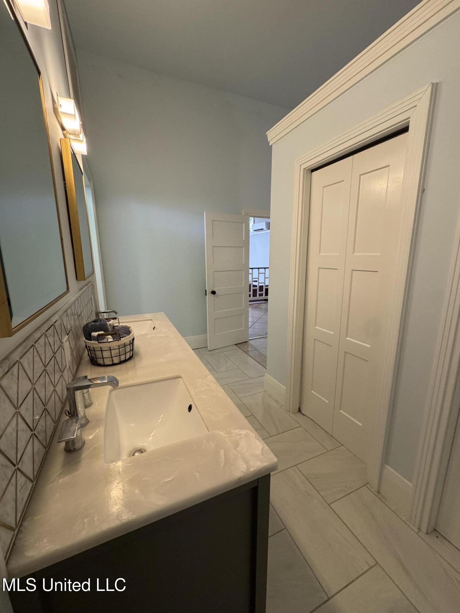 701 Franklin Street Natchez, MS 39120 - Photo 25 of 25 Double Vanity