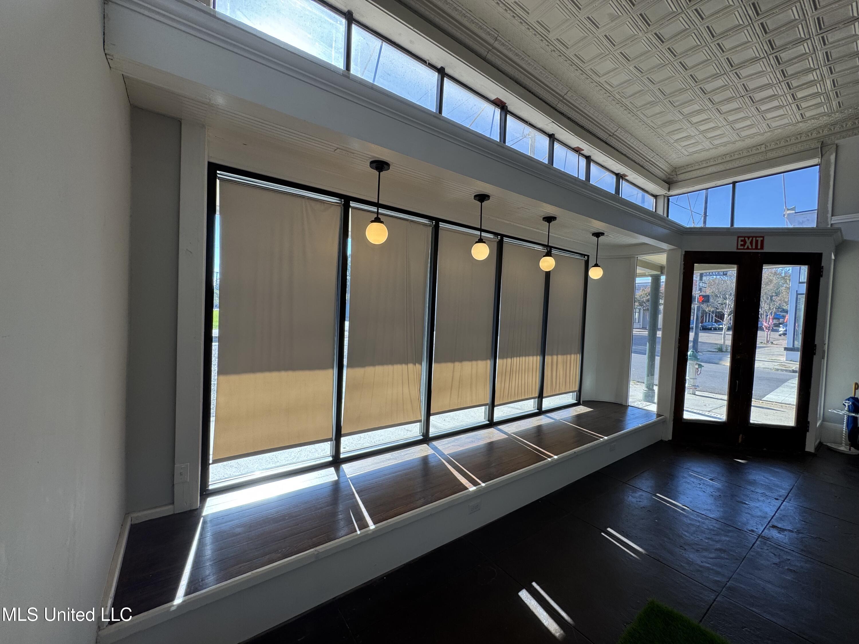 701 Franklin Street Natchez, MS 39120 - Photo 3 of 25 Facing front entrance