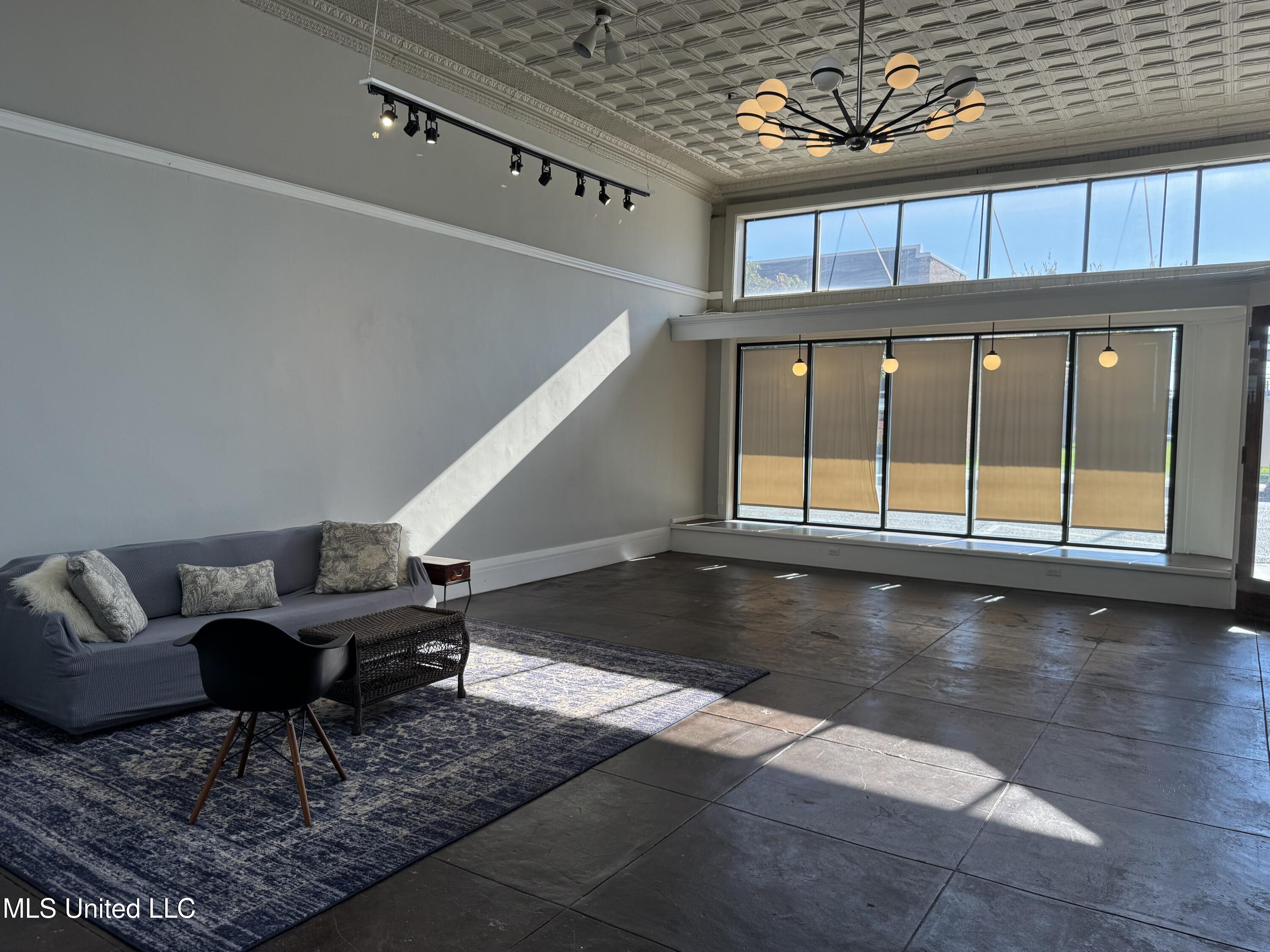 701 Franklin Street Natchez, MS 39120 - Photo 4 of 25 Large open office work area