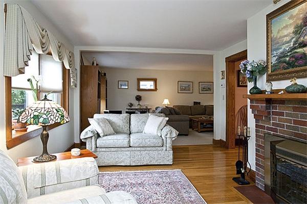 88 Thornton Road Waltham, MA 02453 - Photo 3 of 21