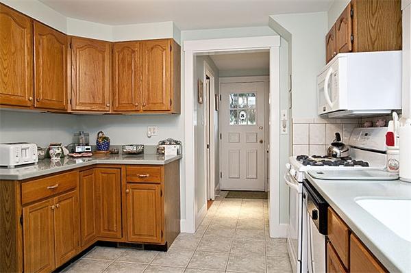 88 Thornton Road Waltham, MA 02453 - Photo 6 of 21