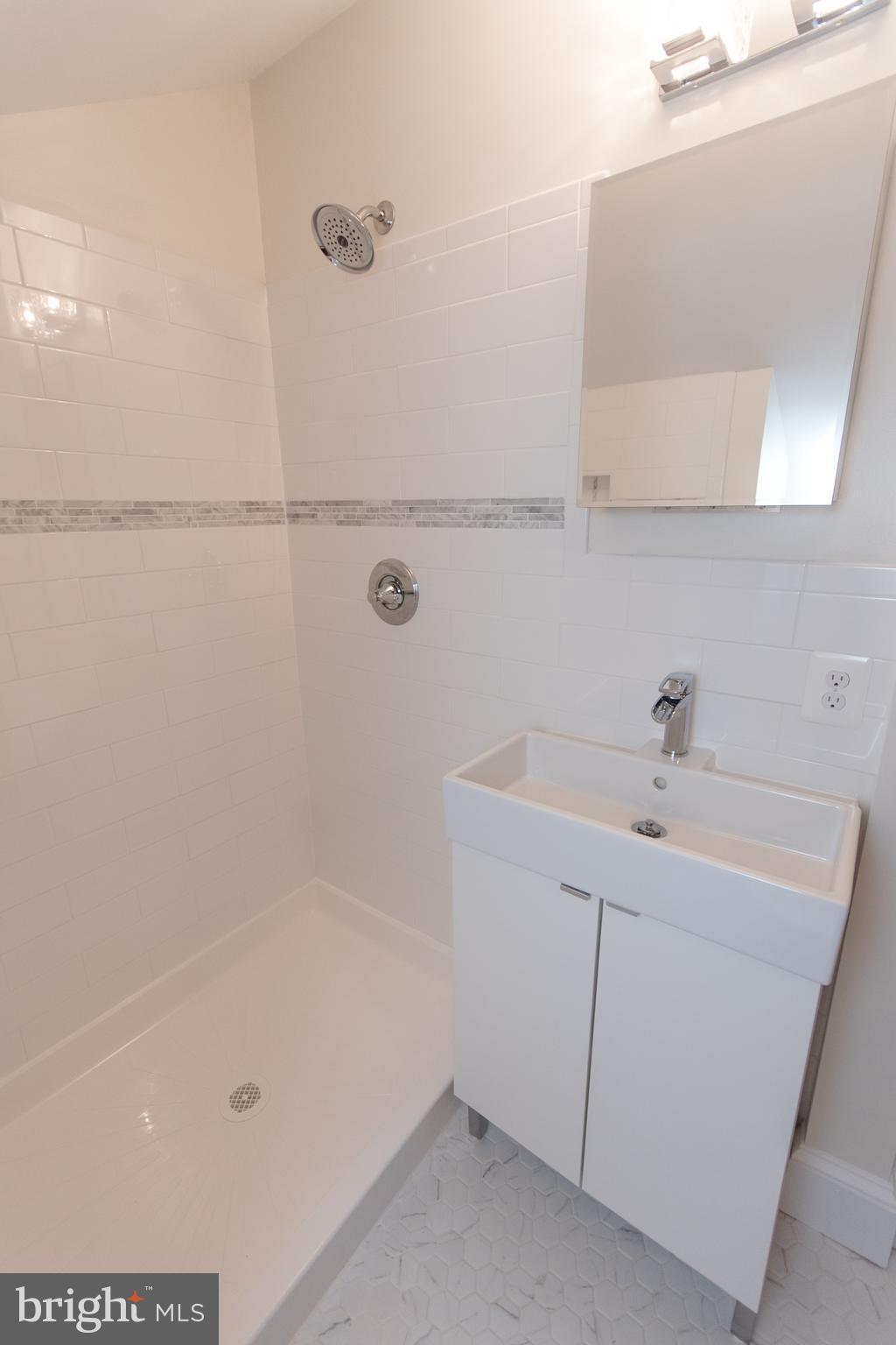 511 Dunkirk Road Baltimore, MD 21212 - Photo 17 of 27 a bathroom with a bathtub