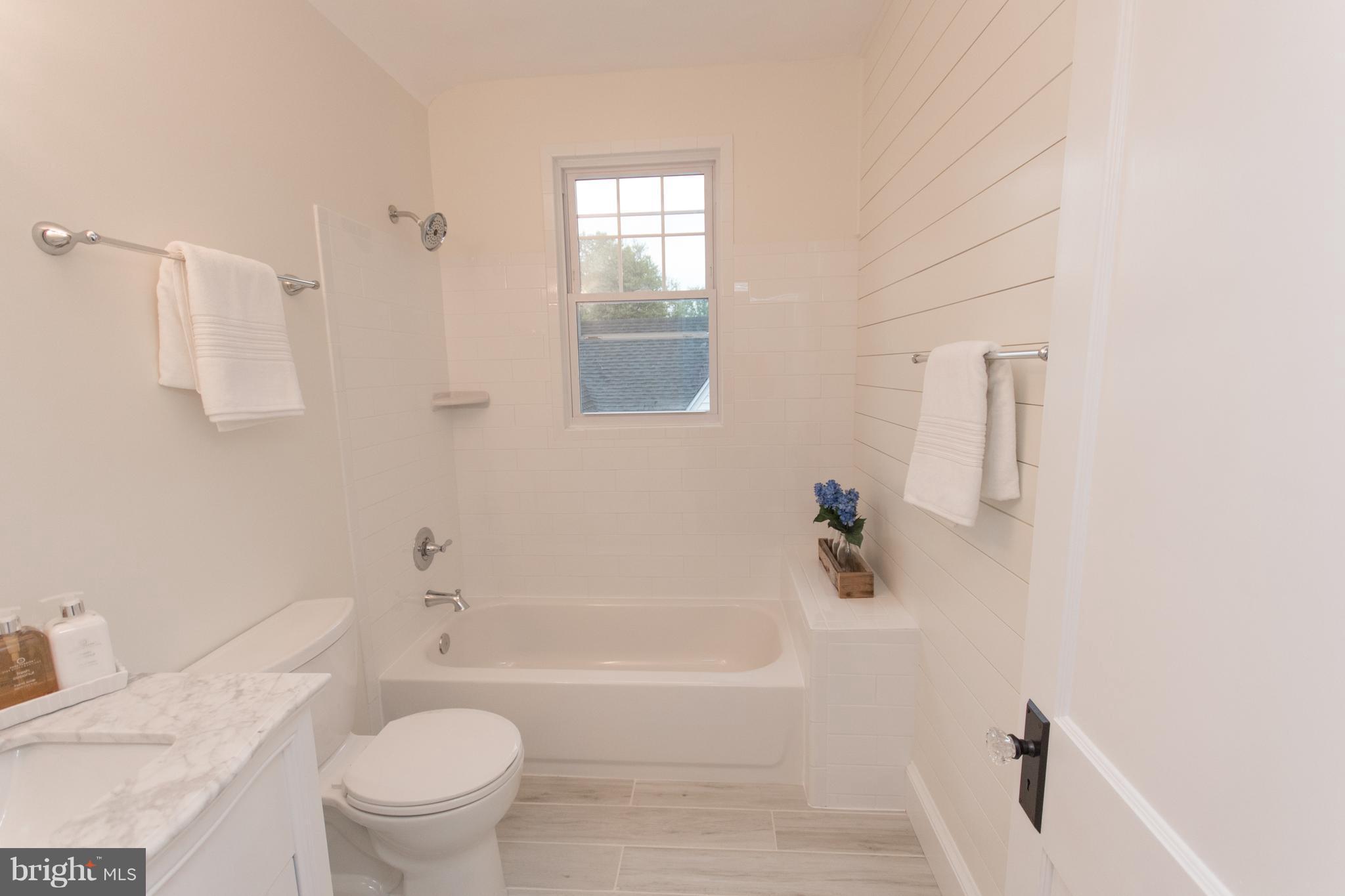 511 Dunkirk Road Baltimore, MD 21212 - Photo 20 of 27 a bathroom with a bathtub toilet and sink