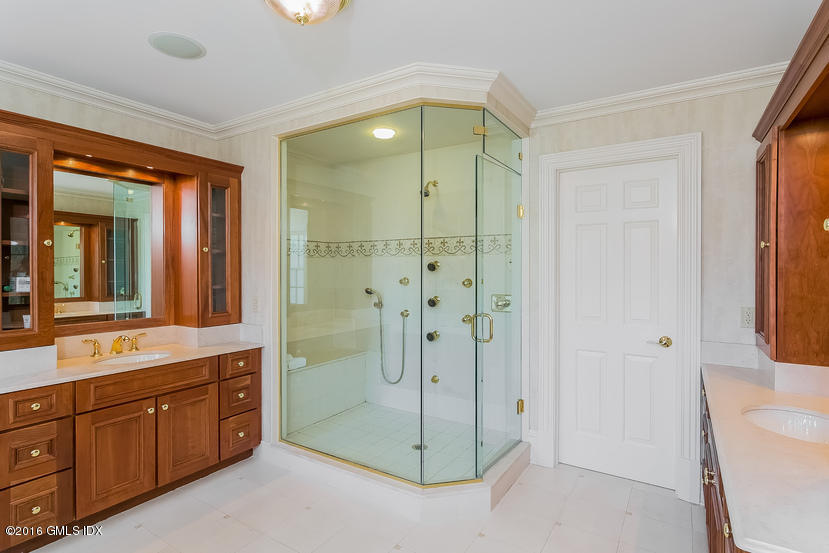 17 Chieftans Road Greenwich, CT 06831 - Photo 18 of 31 044-Master_Bathroom-2611912-small