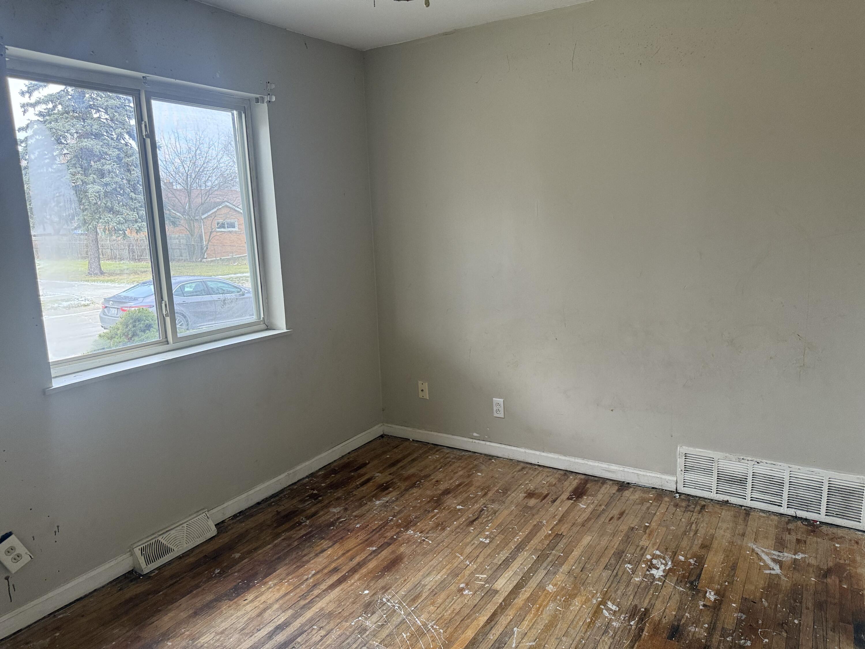 7560 Prospect Avenue Warren, MI 48091 - Photo 4 of 16 IMG_5745