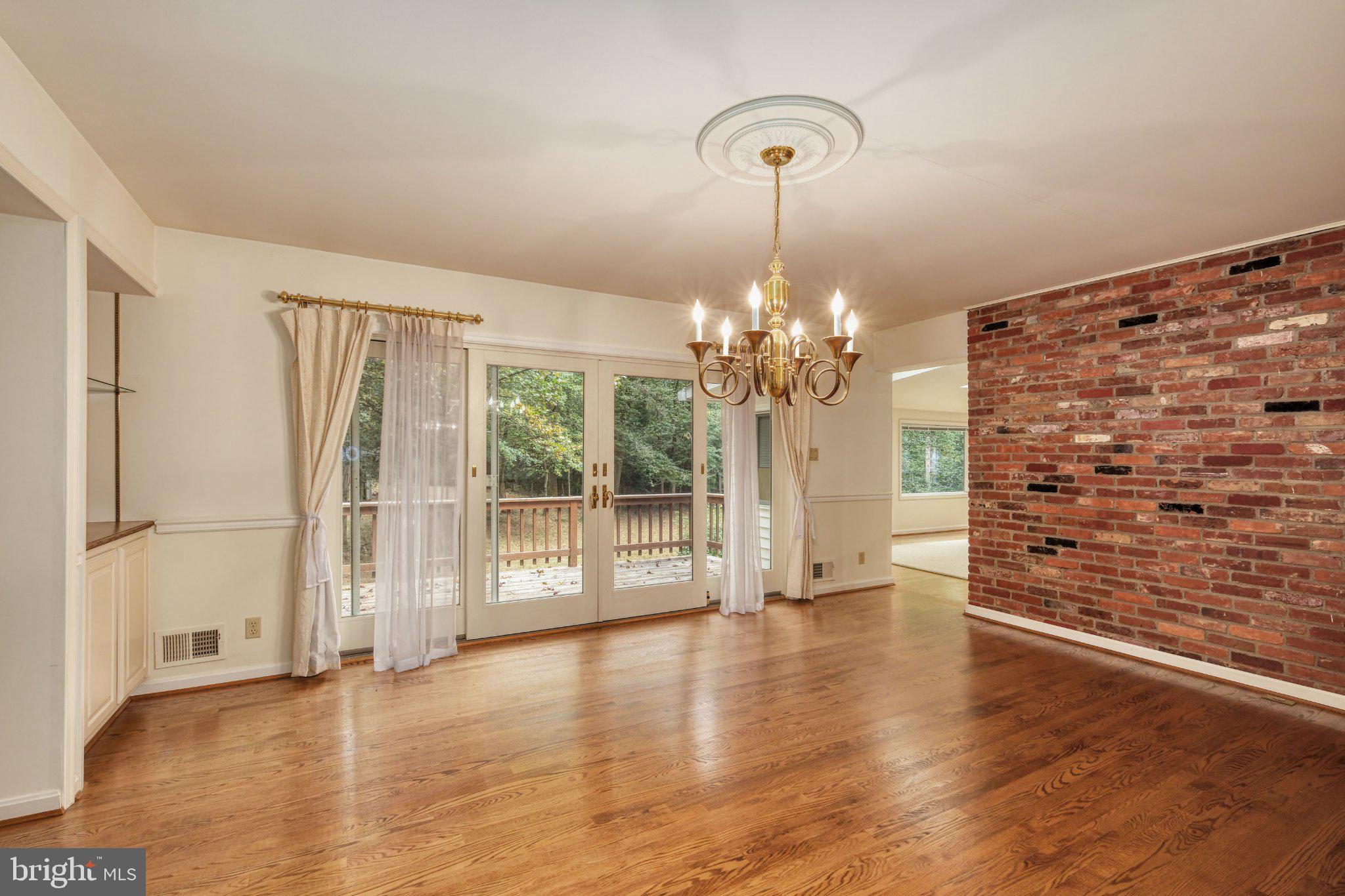 2530 Leeds Road Oakton, VA 22124 - Photo 25 of 63 DIning Room walks out to Deck