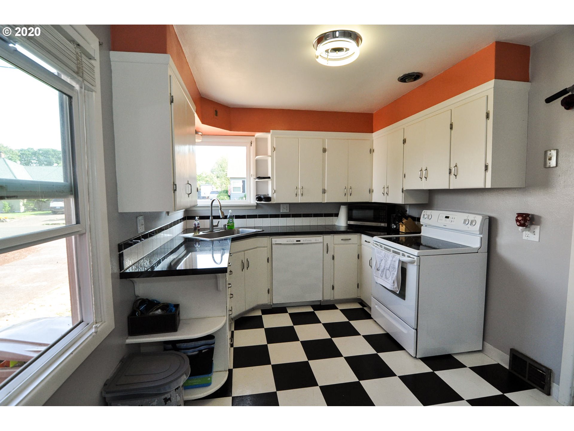 852 Southwest Washington Street Dallas, OR 97338 - Photo 3 of 10 Gallery Image 3